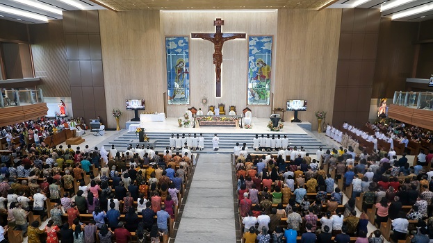 suasana misa dalam gereja---